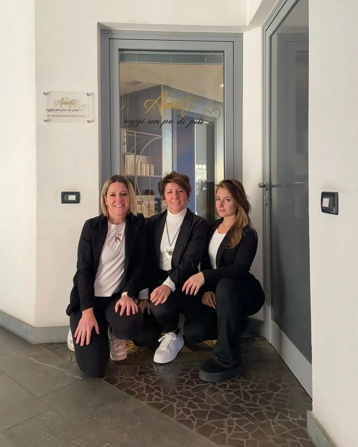 Monica, Giorgia e Chiara davanti alla vetrina del salone Amati Acconciature